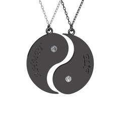 İsimli Yin Yang - Pırlanta ve beyaz zirkon 925 ayar siyah rodyum kaplama gümüş kolye (0.06 karat, 40 cm gümüş rolo zincir) #1j8fpy2