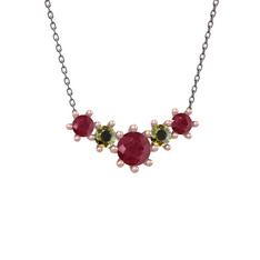 Aine Beştaş Kolye - Kök yakut ve peridot 18 ayar rose altın kolye (40 cm gümüş rolo zincir) #1qwx7j6