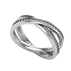 Pırlanta ve swarovski 18 ayar beyaz altın yüzük (0.675 karat)